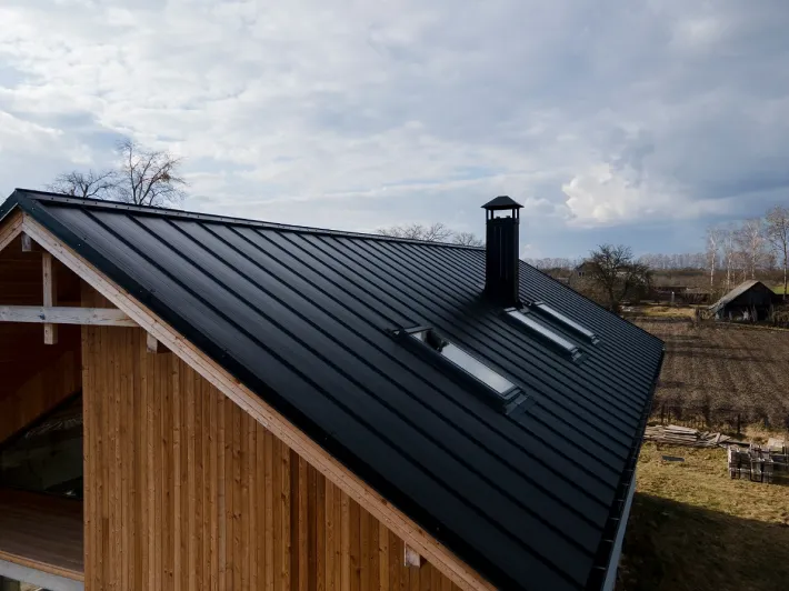 Плюсы и минусы фальцевой кровли: обзор современных технологий